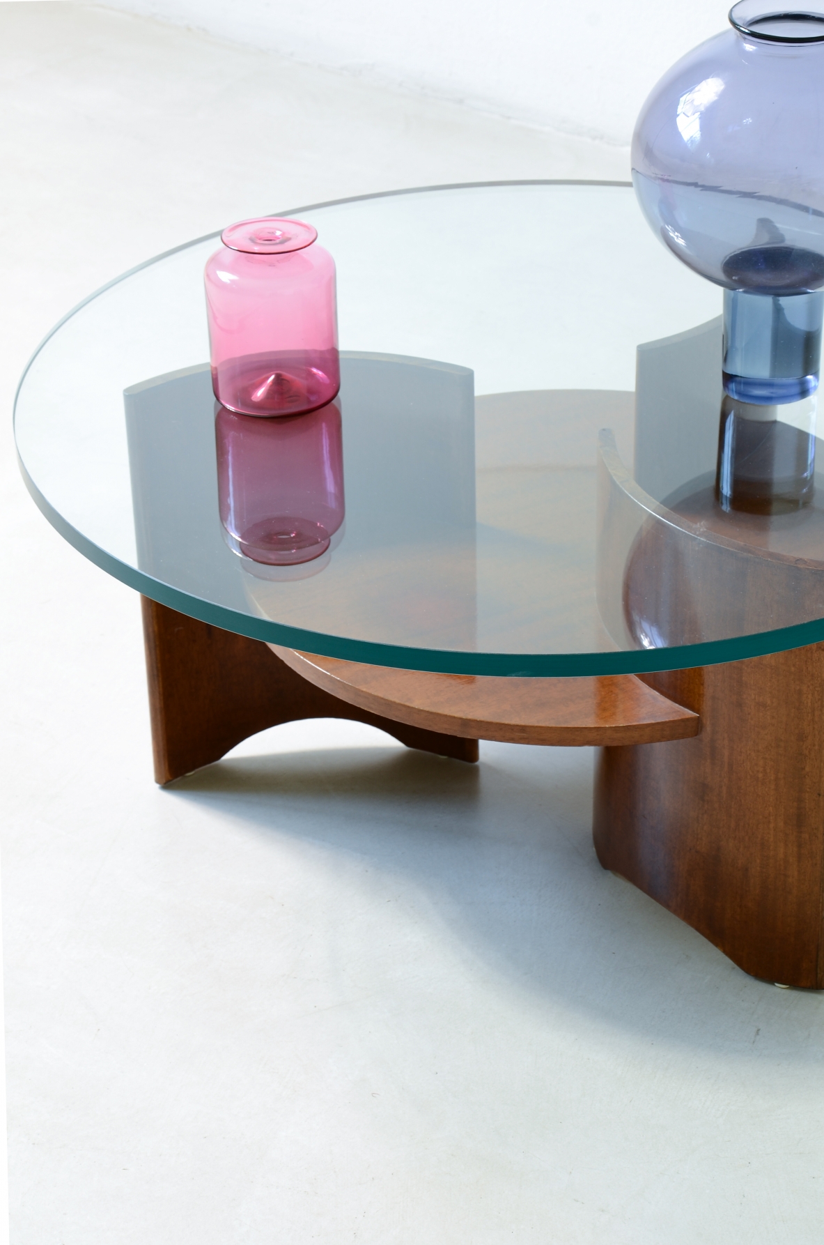 Elegante tavolino con base formata da a 3 supporti in legno curvato a elica 1960