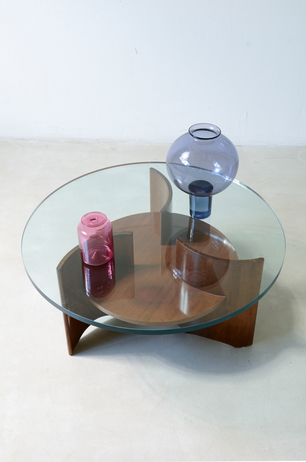 Elegante tavolino con base formata da a 3 supporti in legno curvato a elica 1960