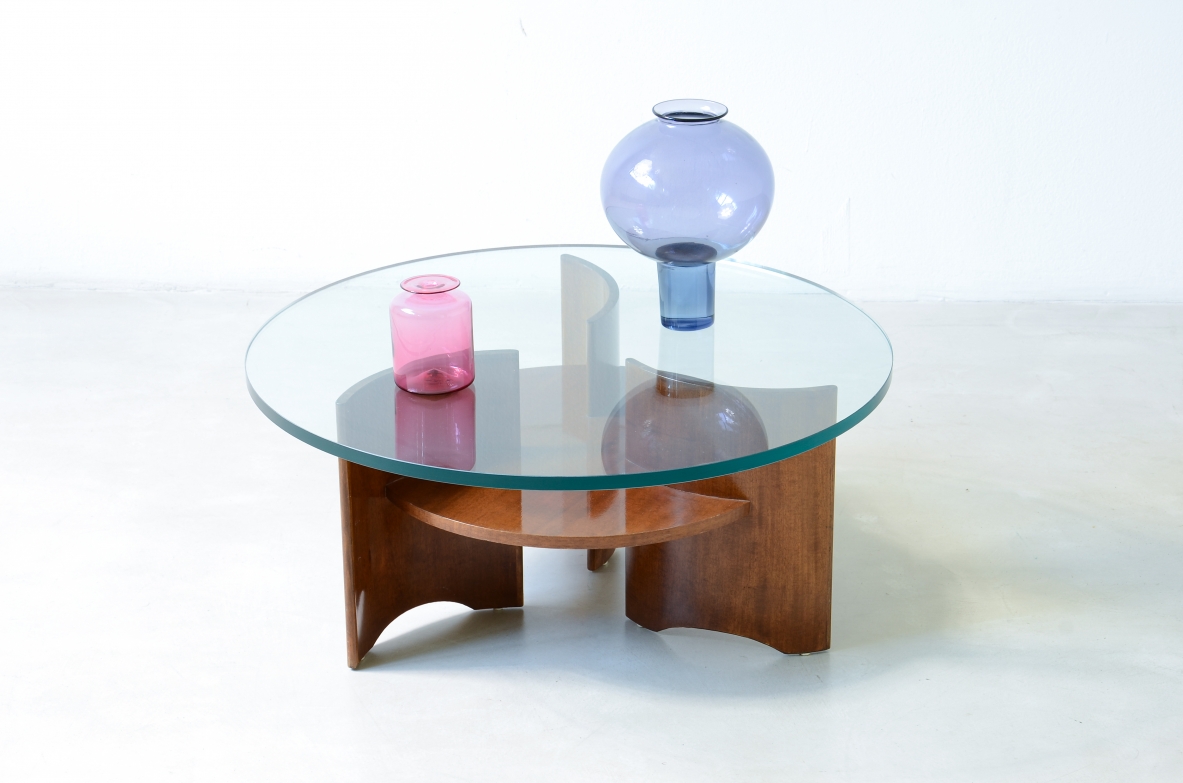 Elegante tavolino con base formata da a 3 supporti in legno curvato a elica 1960