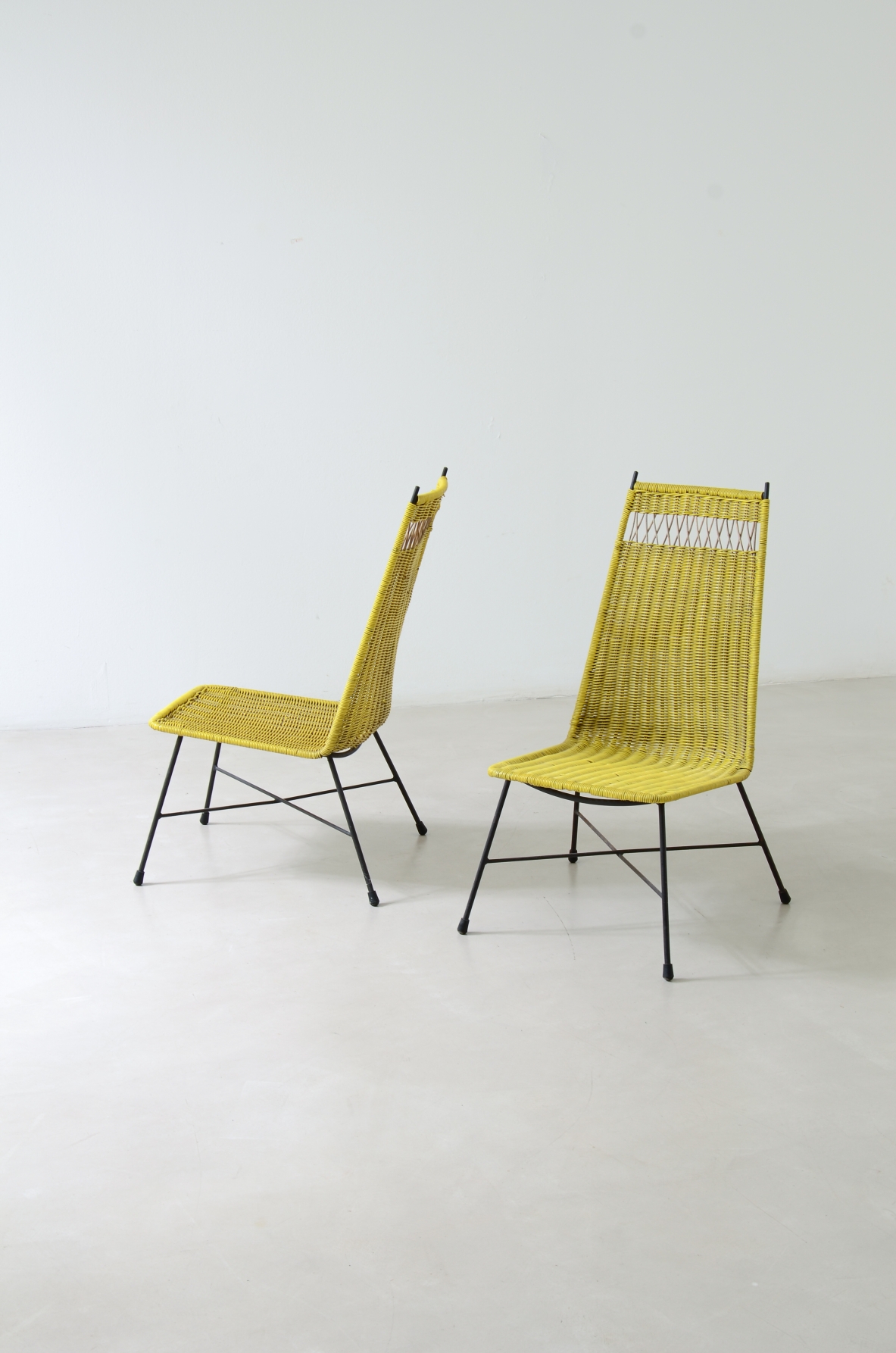 Coppia di poltroncine con intreccio in filo di gomma e giunco.  Saporiti Italia, 1950ca.