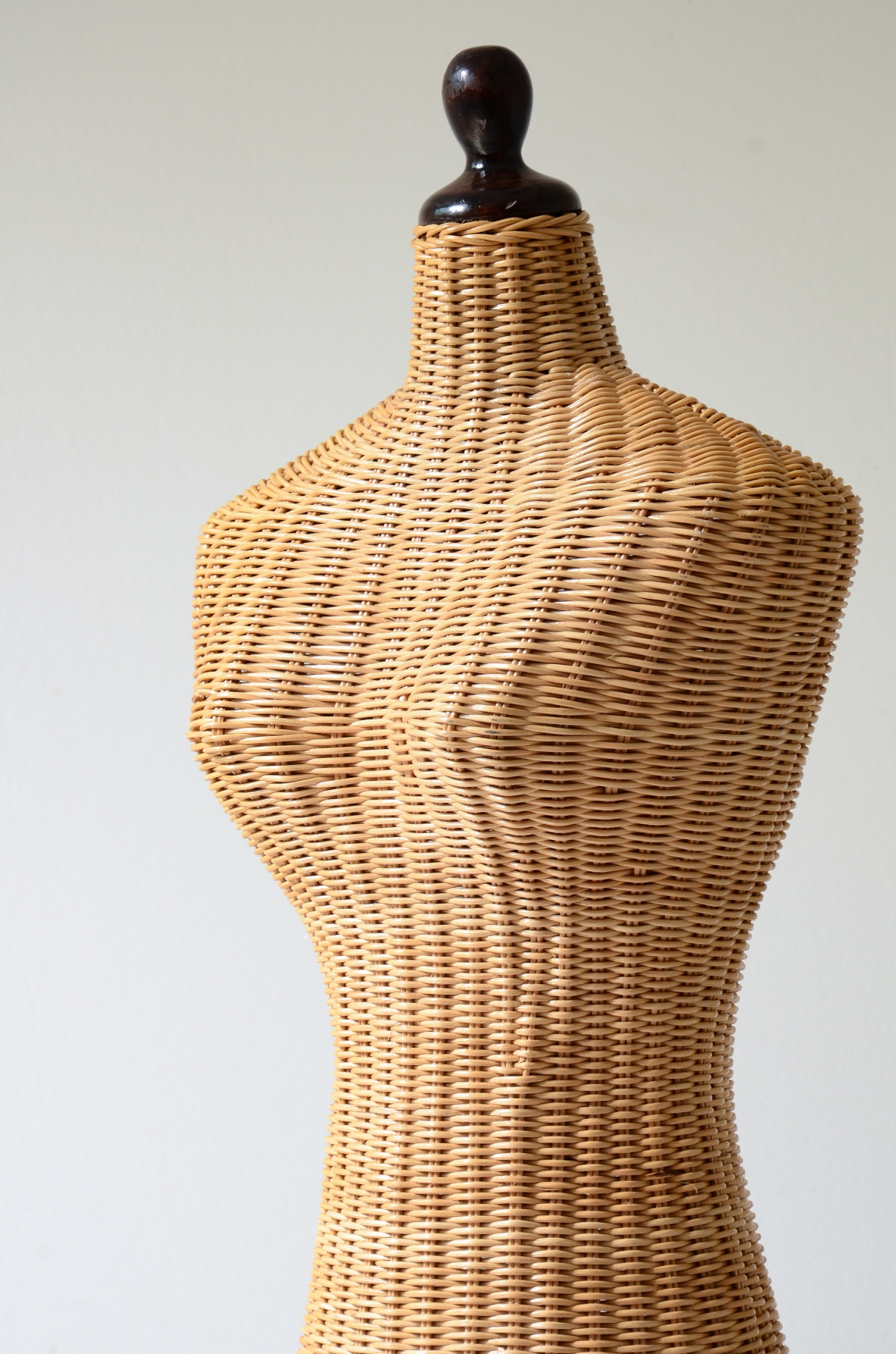 Manichino femminile in giunco intrecciato, Manifattura italiana 1960ca.