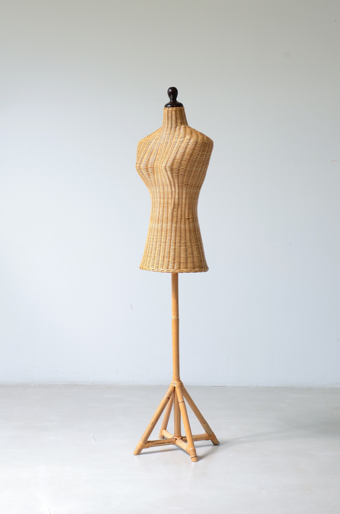 Manichino femminile in giunco intrecciato, Manifattura italiana 1960ca.