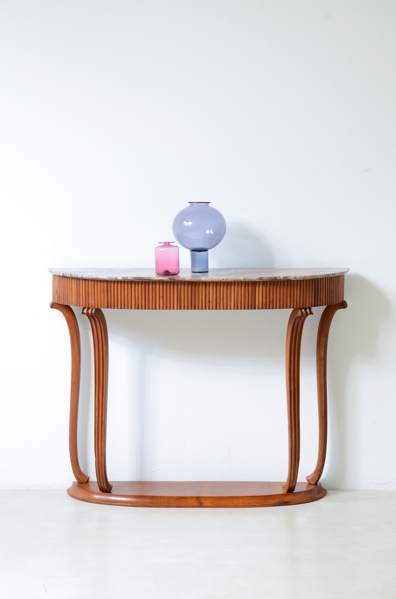 Italian console table attributed to Paolo Buffa, circa 1940, with Carrara marble top, reeded wood apron, four sculptural carved supports and lower base, front view with decorative vases.