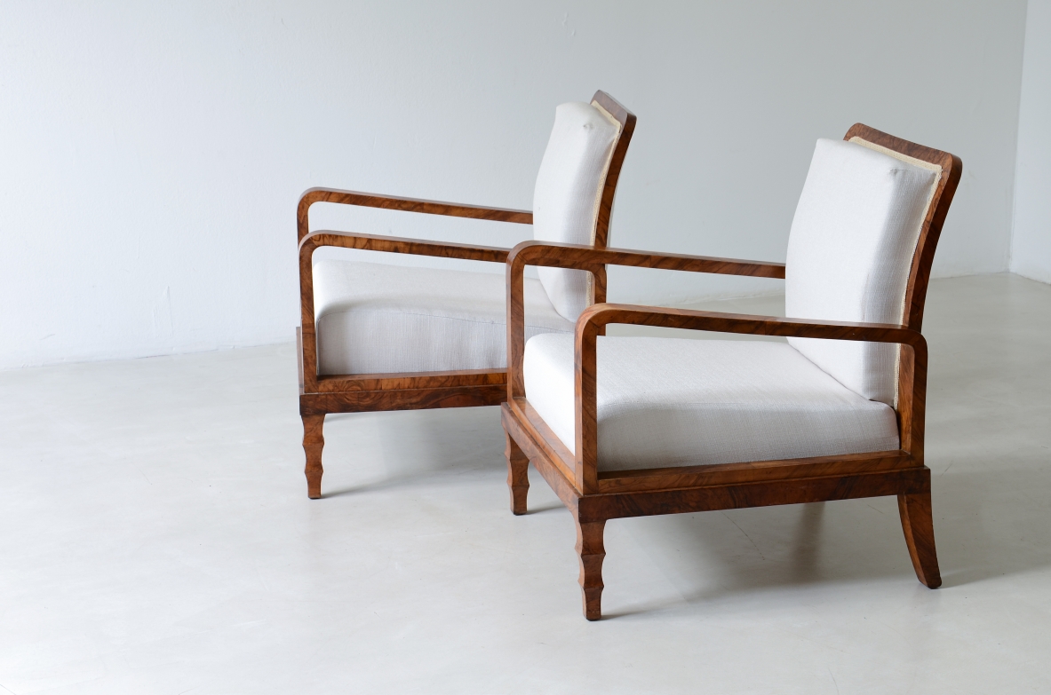 Coppia di eleganti poltrone in radica di noce. Manifattura italiana anni 30. Nello stile di Emilio Lancia/Gio Ponti