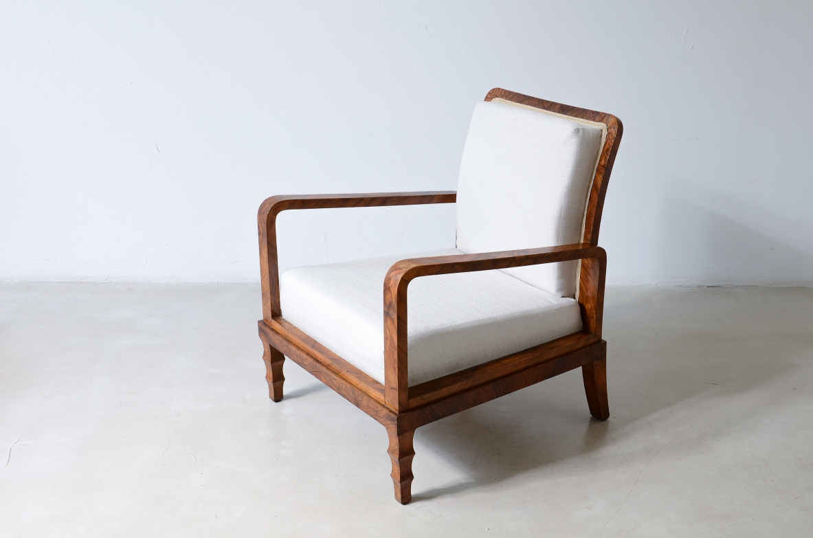Coppia di eleganti poltrone in radica di noce. Manifattura italiana anni 30. Nello stile di Emilio Lancia/Gio Ponti