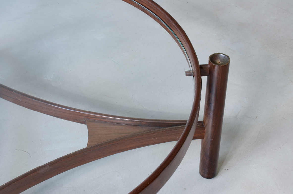 Gianfranco Frattini. Grande tavolino in legno curvato e piano in cristallo. Manifattura Cassina, 1965ca.
