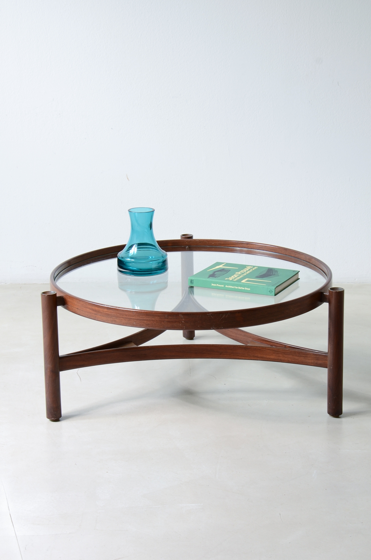 Gianfranco Frattini. Grande tavolino in legno curvato e piano in cristallo. Manifattura Cassina, 1965ca.