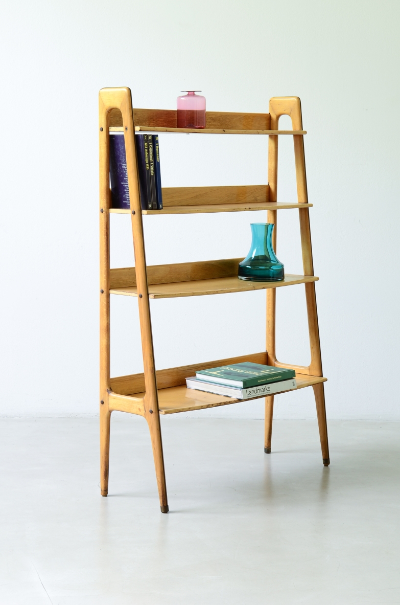 Small Italian light maple bookcase with shaped uprights and four graduated shelves, circa 1950.