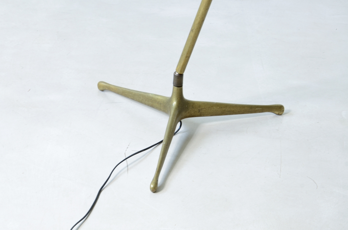 Giuseppe Ostuni  Lampada da terra in ottone con diffusore in metallo 