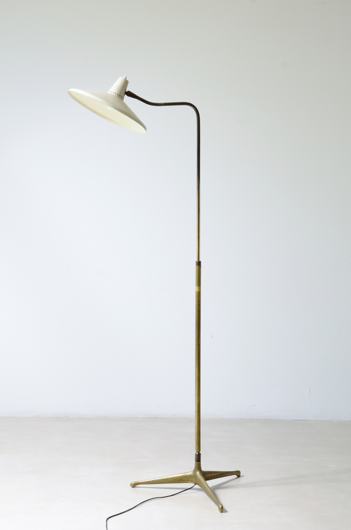 Giuseppe Ostuni  Lampada da terra in ottone con diffusore in metallo 