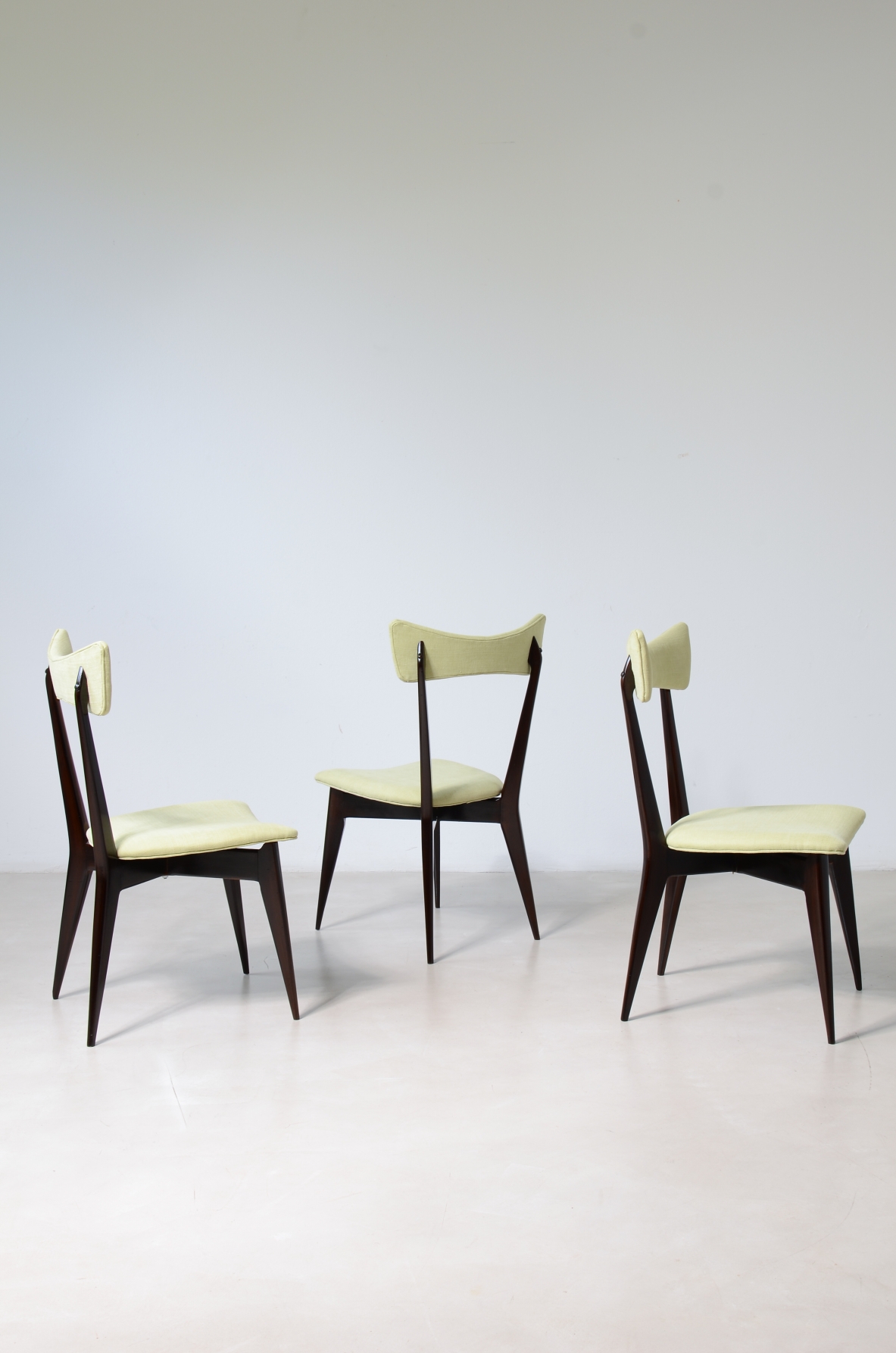 Ico Parisi, Rare set of 8 walnut chairs Manufactured by F.lli Colombo, Como, 1945 
