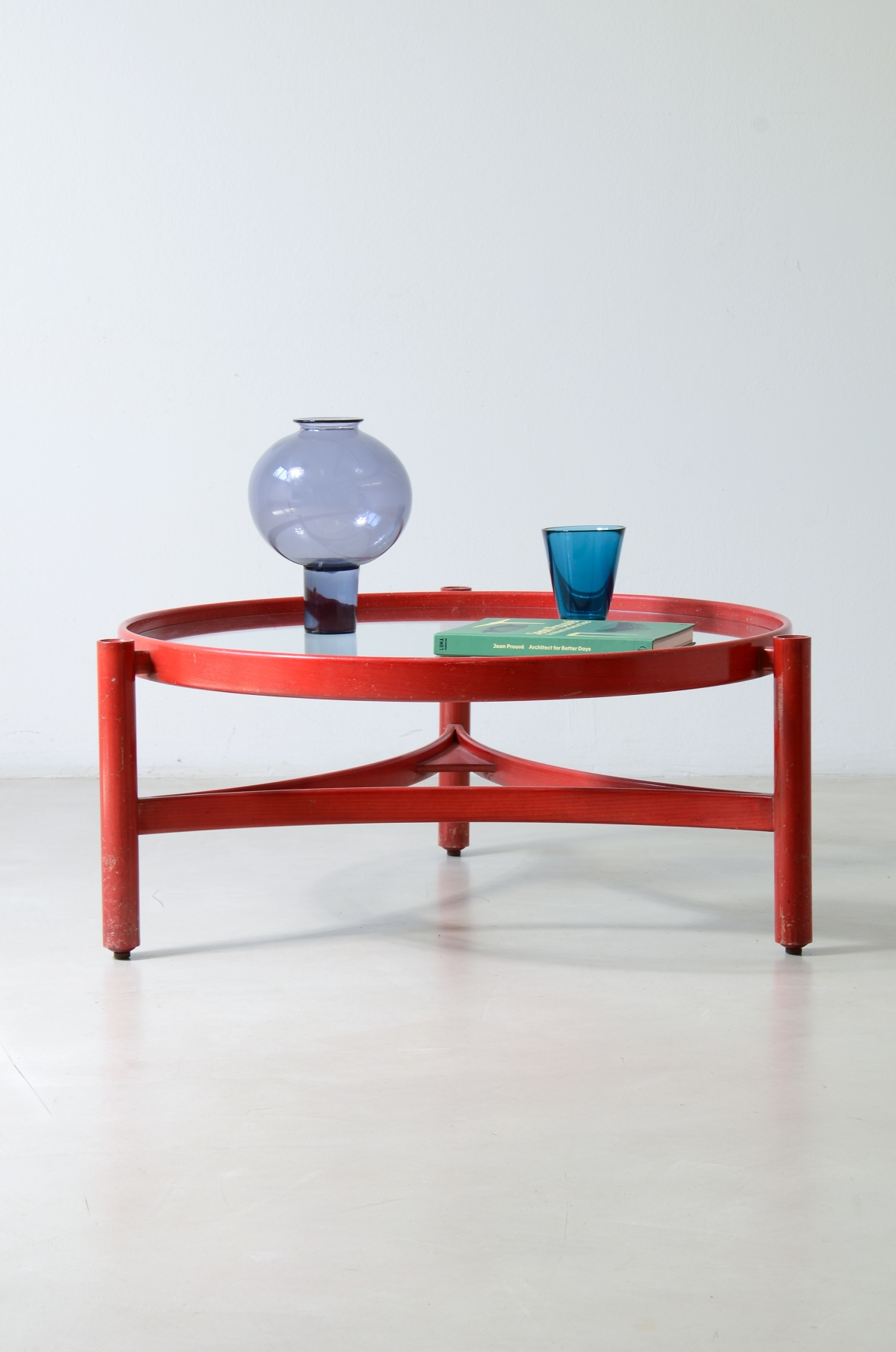 Gianfranco Frattini Raro modello di tavolino in legno curvato. Cassina 1965