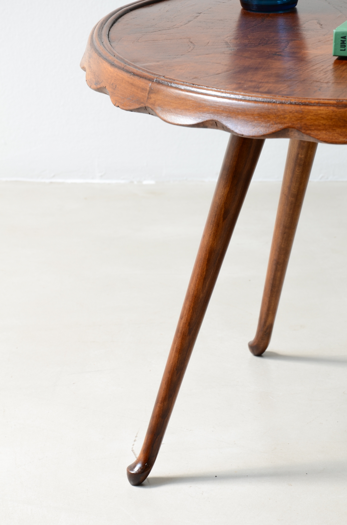 Paolo Buffa  Elm wood coffee table with a wave-shaped top. Serafino Arrighi Manufactory, ca. 1950.