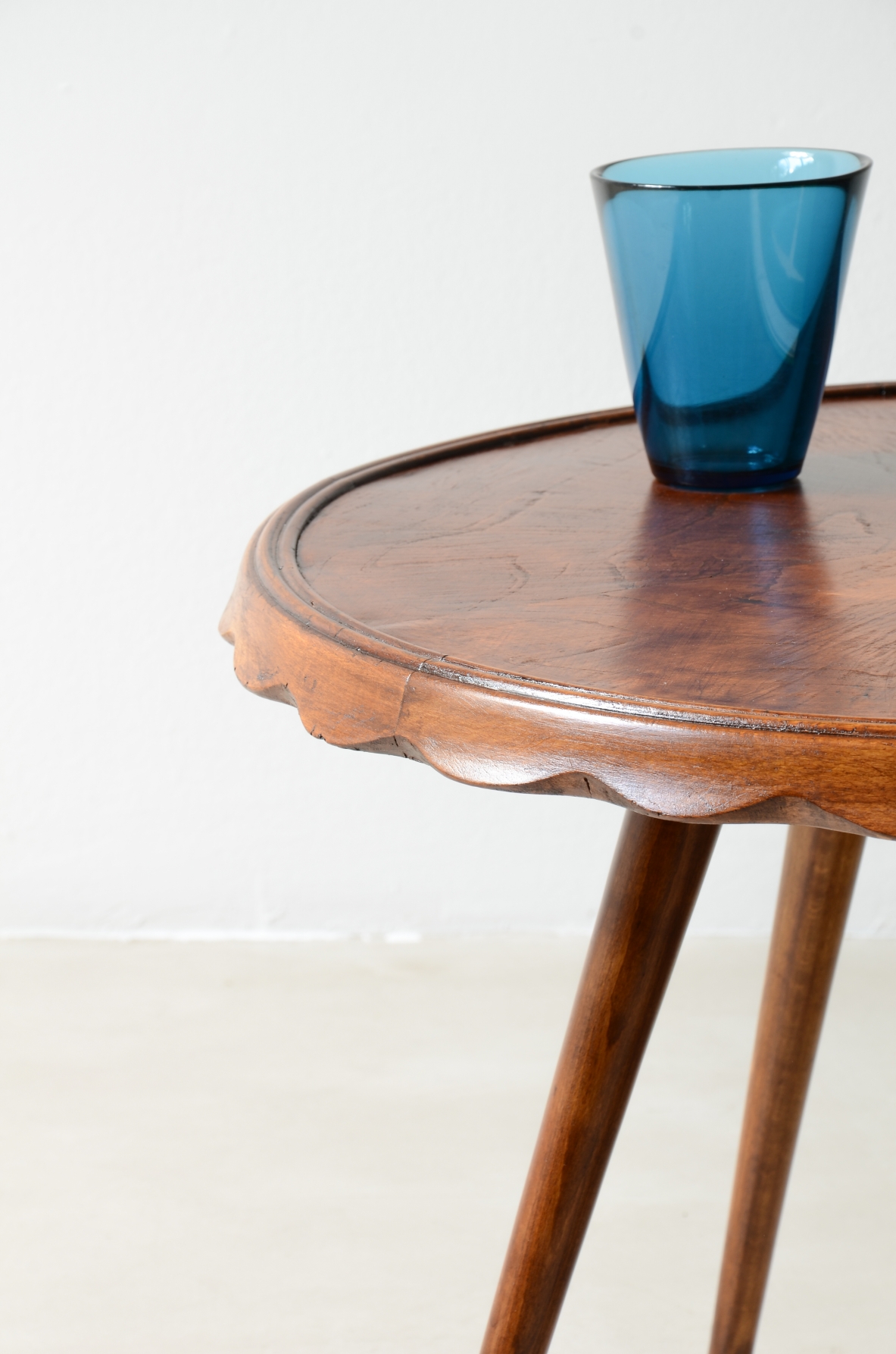 Paolo Buffa  Elm wood coffee table with a wave-shaped top. Serafino Arrighi Manufactory, ca. 1950.