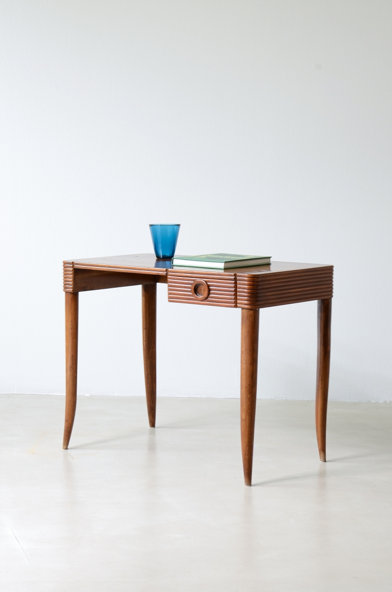 Small Italian writing desk by Paolo Buffa, manufactured by Galdino Maspero in 1935, with four saber-shaped legs, reeded wood drawer and turned wooden handle.