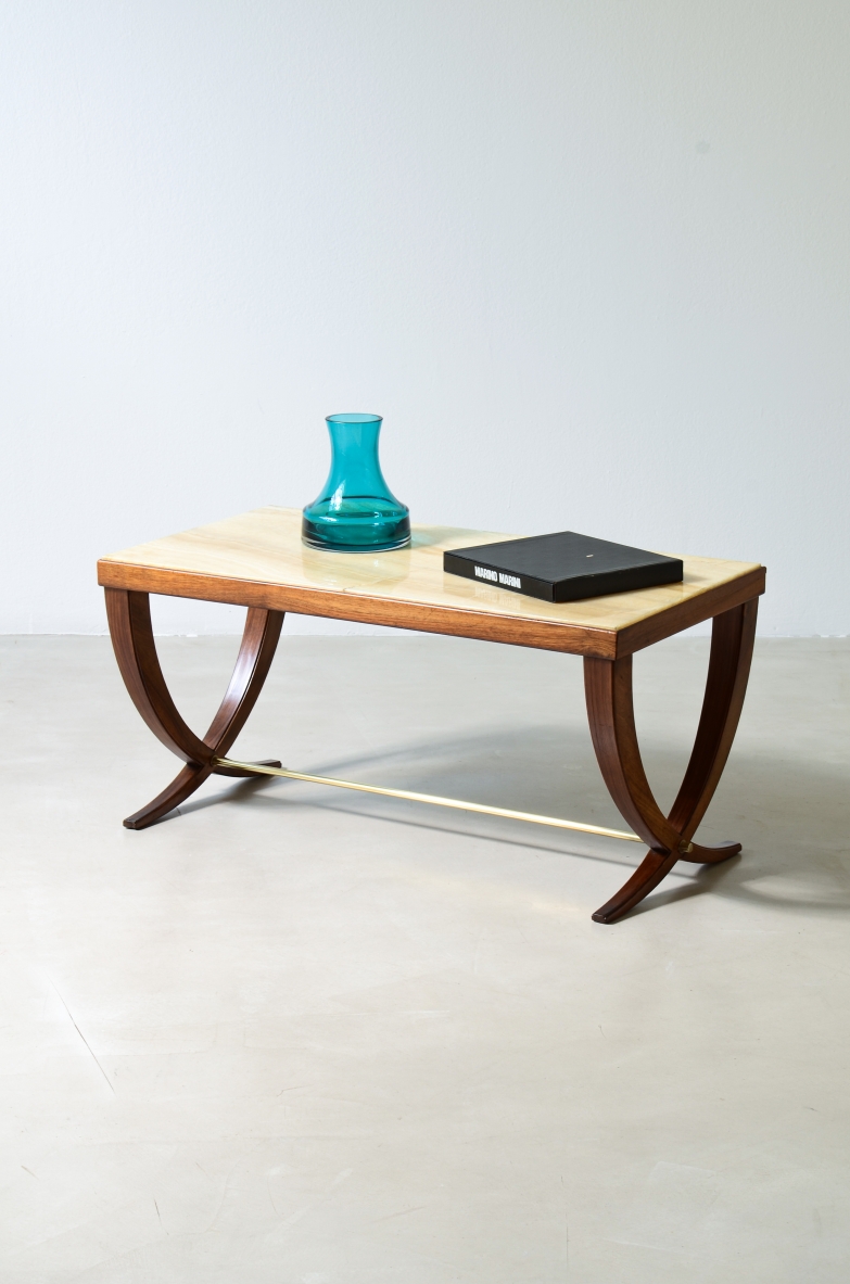 Paolo Buffa side table with onyx top, curved legs and brass stretcher, manufactured by Serafino Arrighi, 1950.