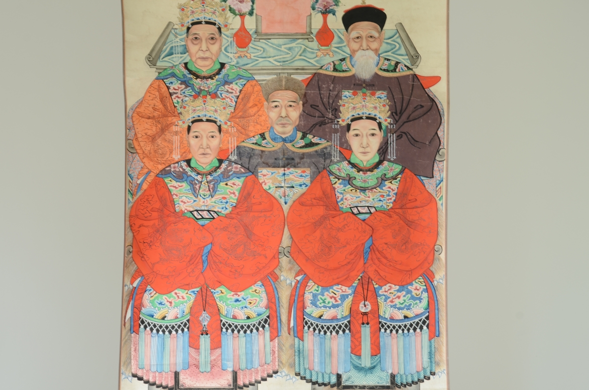 Large portrait of a Chinese aristocratic family. Tempera and pigments on paper, China, second half of the 19th century.