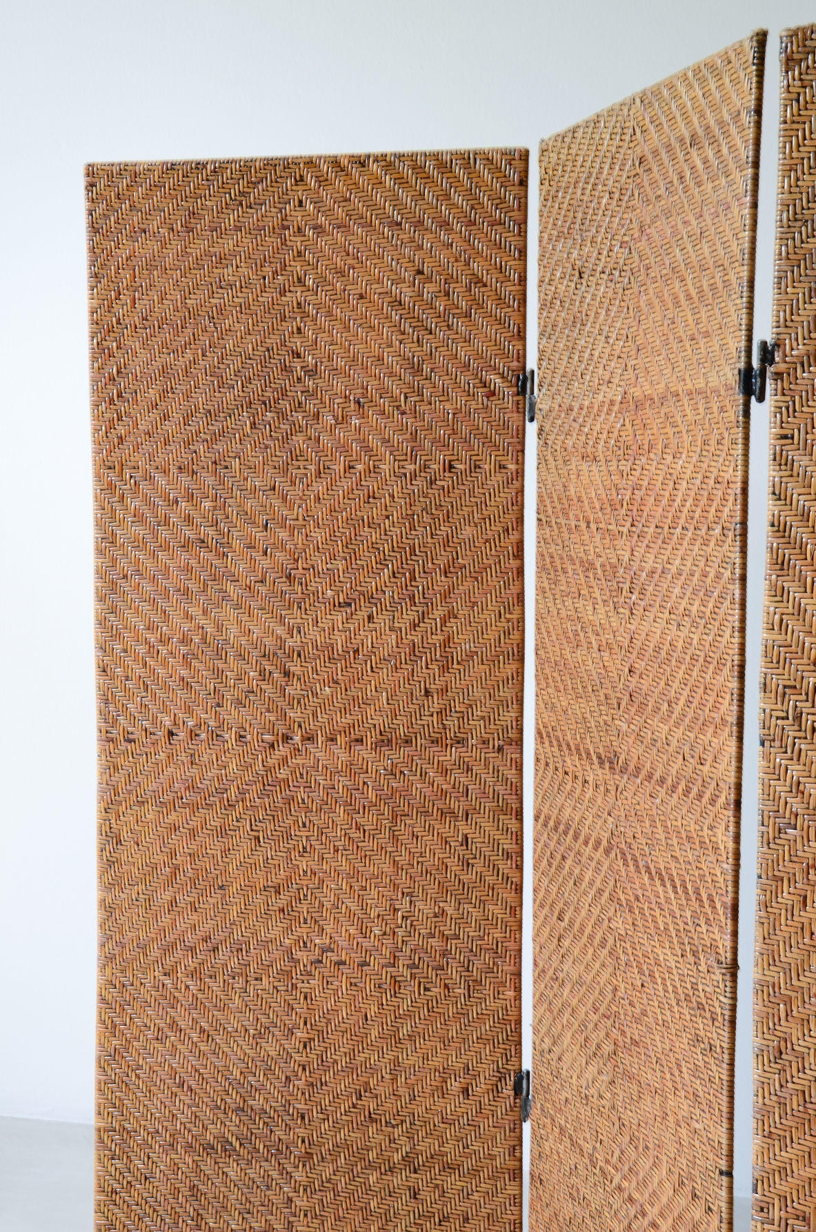 Three-panel screen in woven raffia, French manufacture, circa 1960.