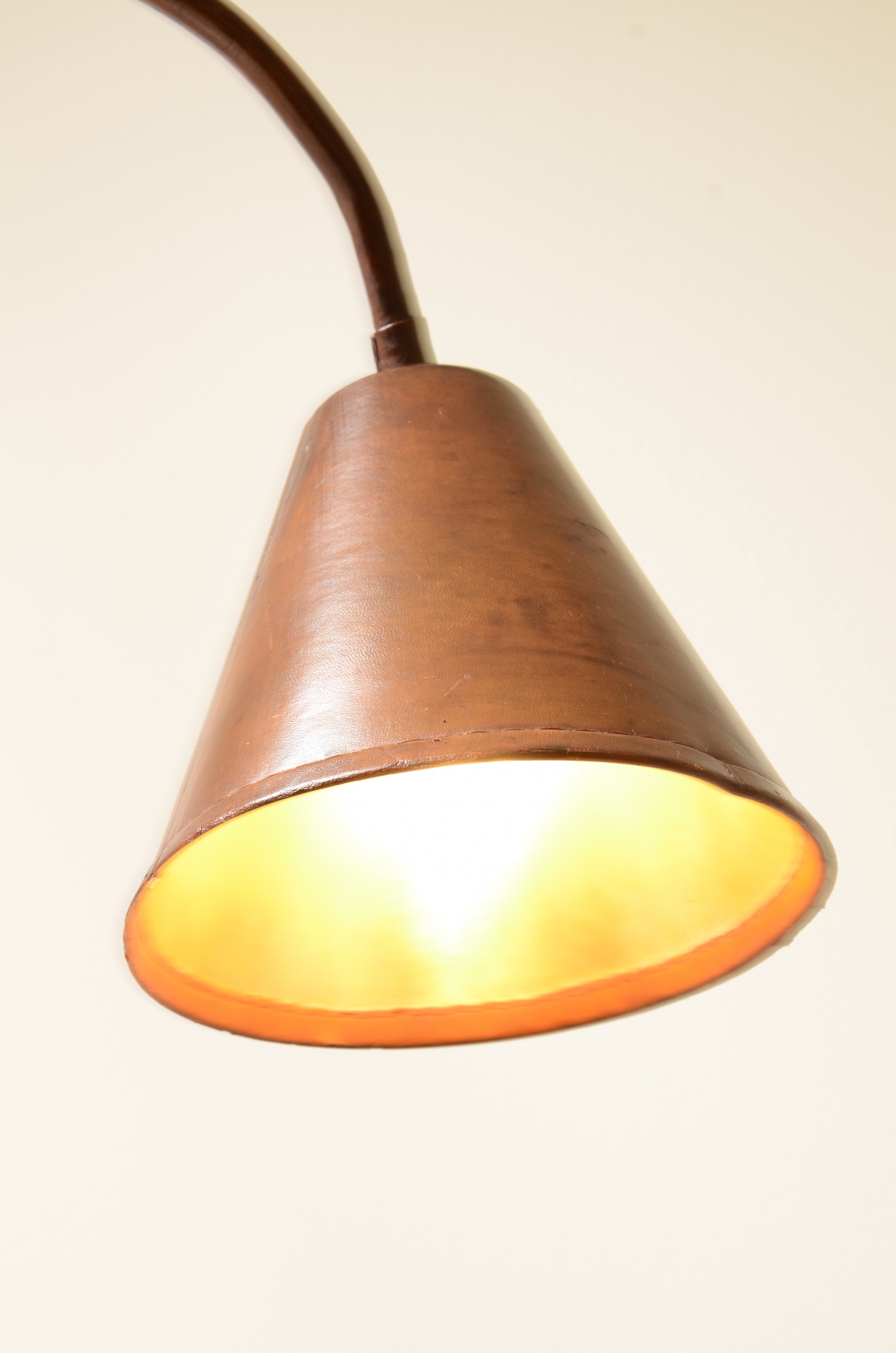 Jacques Adnet  Lampada da lettura interamente rivestita in pelle, Valenti, Spagna, 1940.