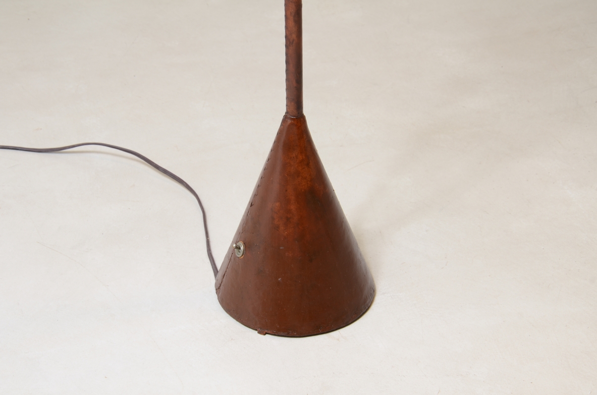 Jacques Adnet  Lampada da lettura interamente rivestita in pelle, Valenti, Spagna, 1940.