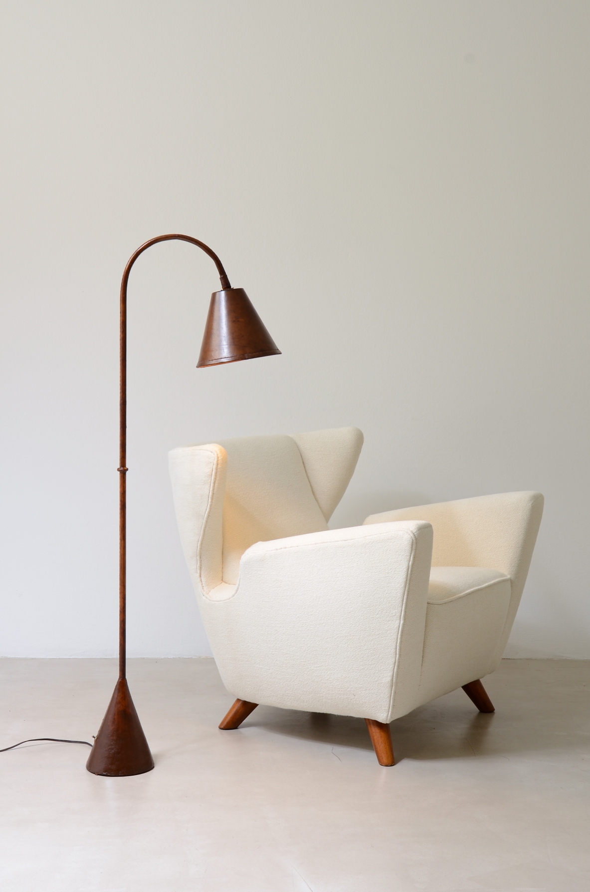 Jacques Adnet  Lampada da lettura interamente rivestita in pelle, Valenti, Spagna, 1940.