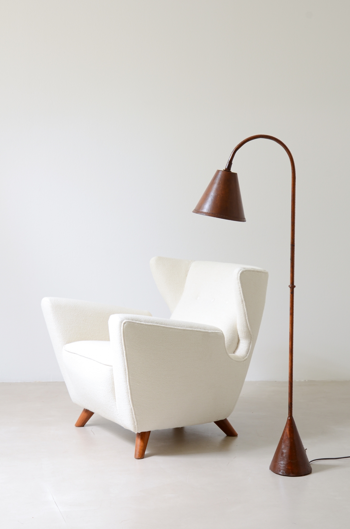 Jacques Adnet  Lampada da lettura interamente rivestita in pelle, Valenti, Spagna, 1940.