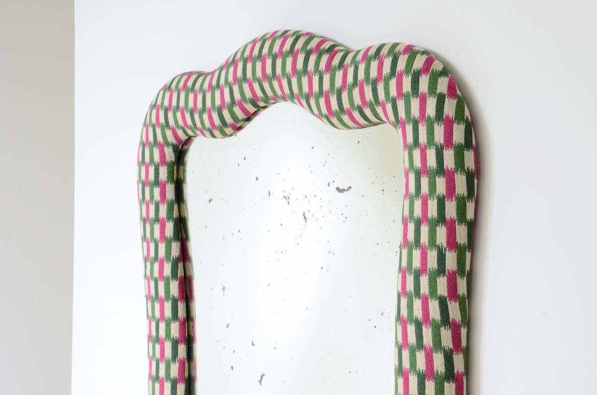 Grande specchiera con cornice sagomata e rivestimento in tessuto. Italia 1800-1900