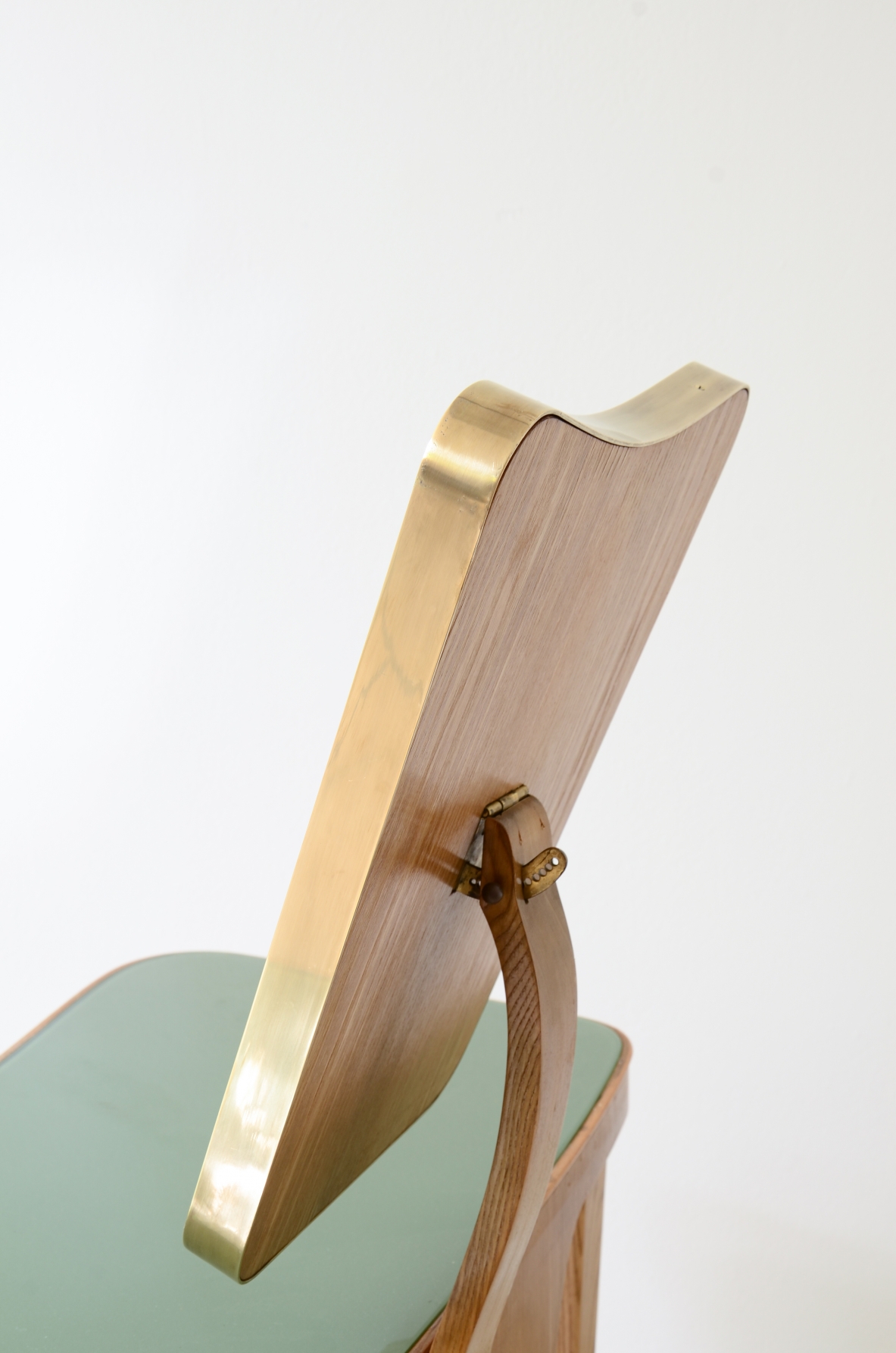 Elegant ash vanity console. Italian manufacture, circa 1940.
