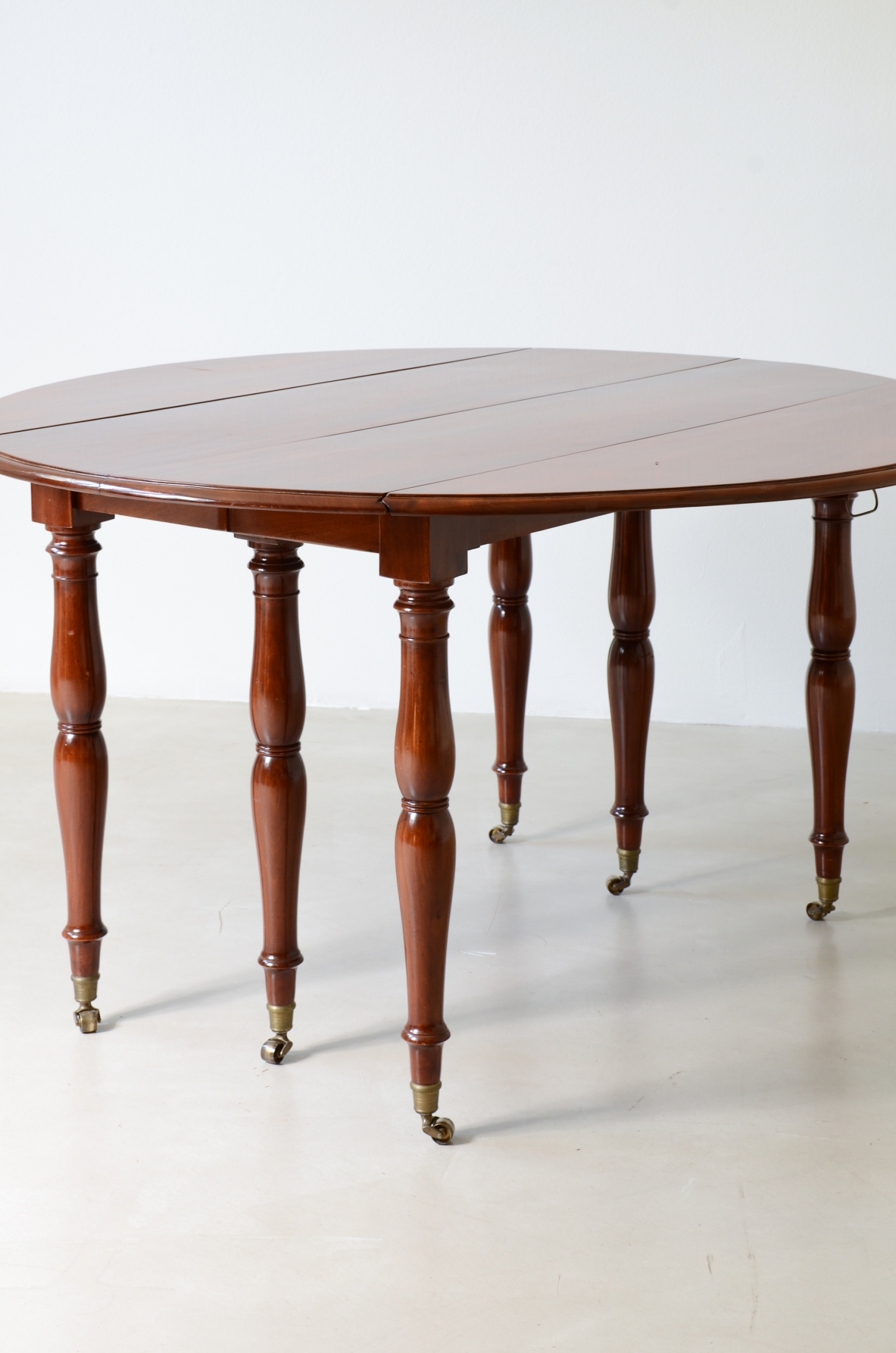 Splendid large extendable table, French manufacture, circa 1850.