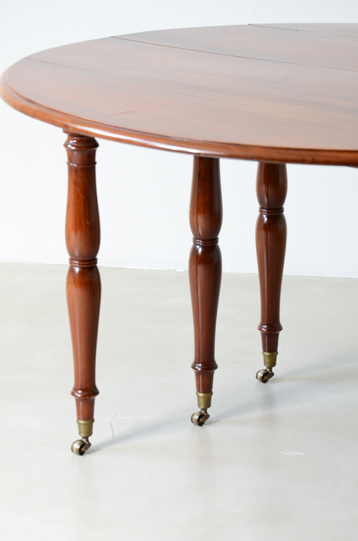 Splendid large extendable table, French manufacture, circa 1850.