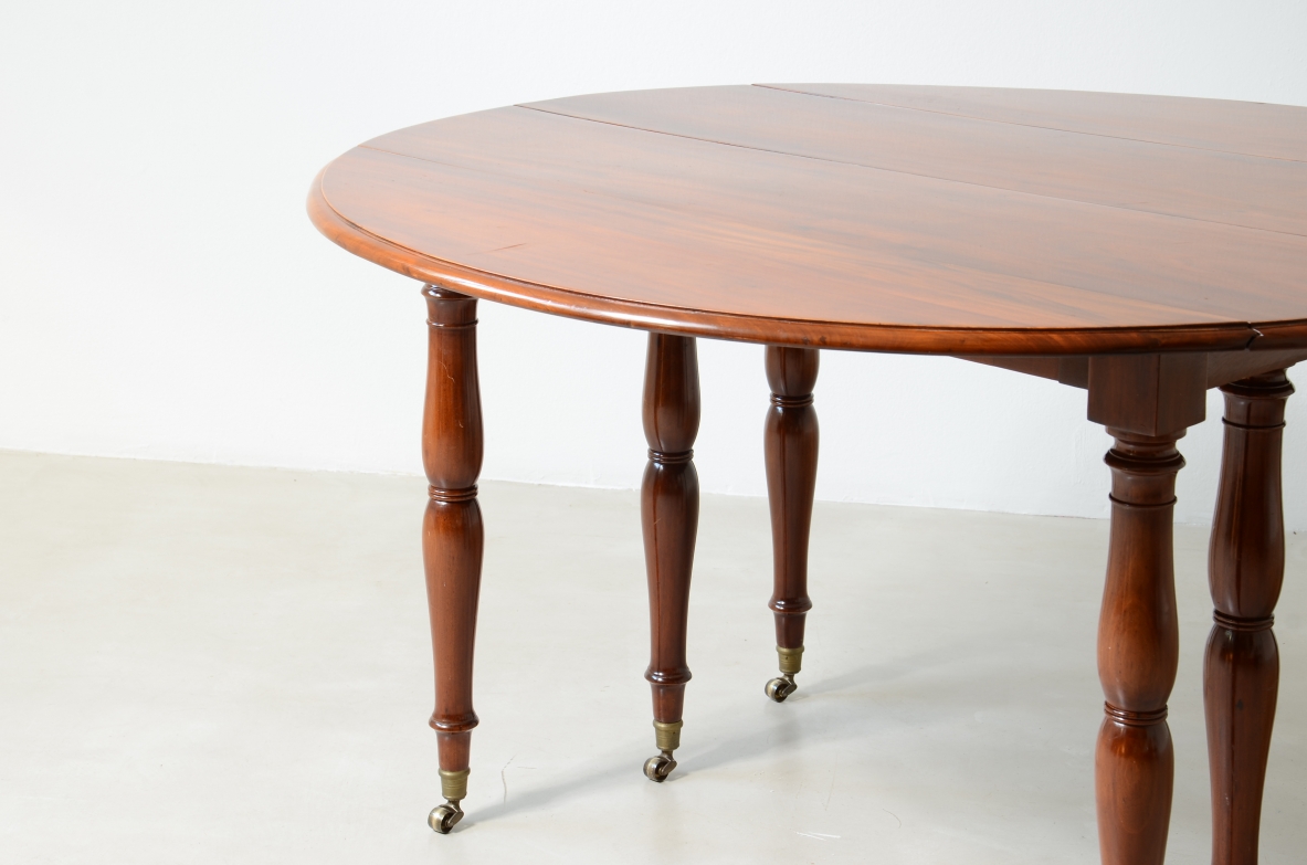 Splendid large extendable table, French manufacture, circa 1850.