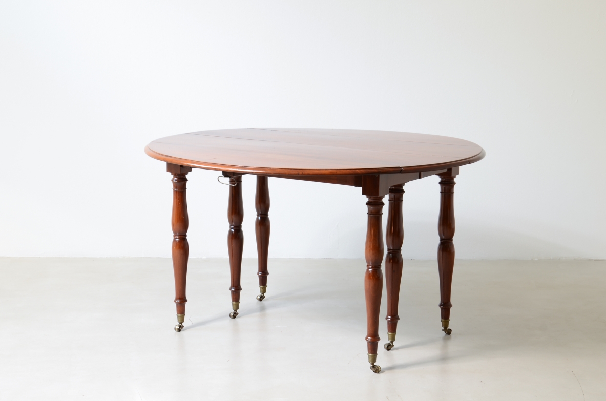 Splendid large extendable table, French manufacture, circa 1850.