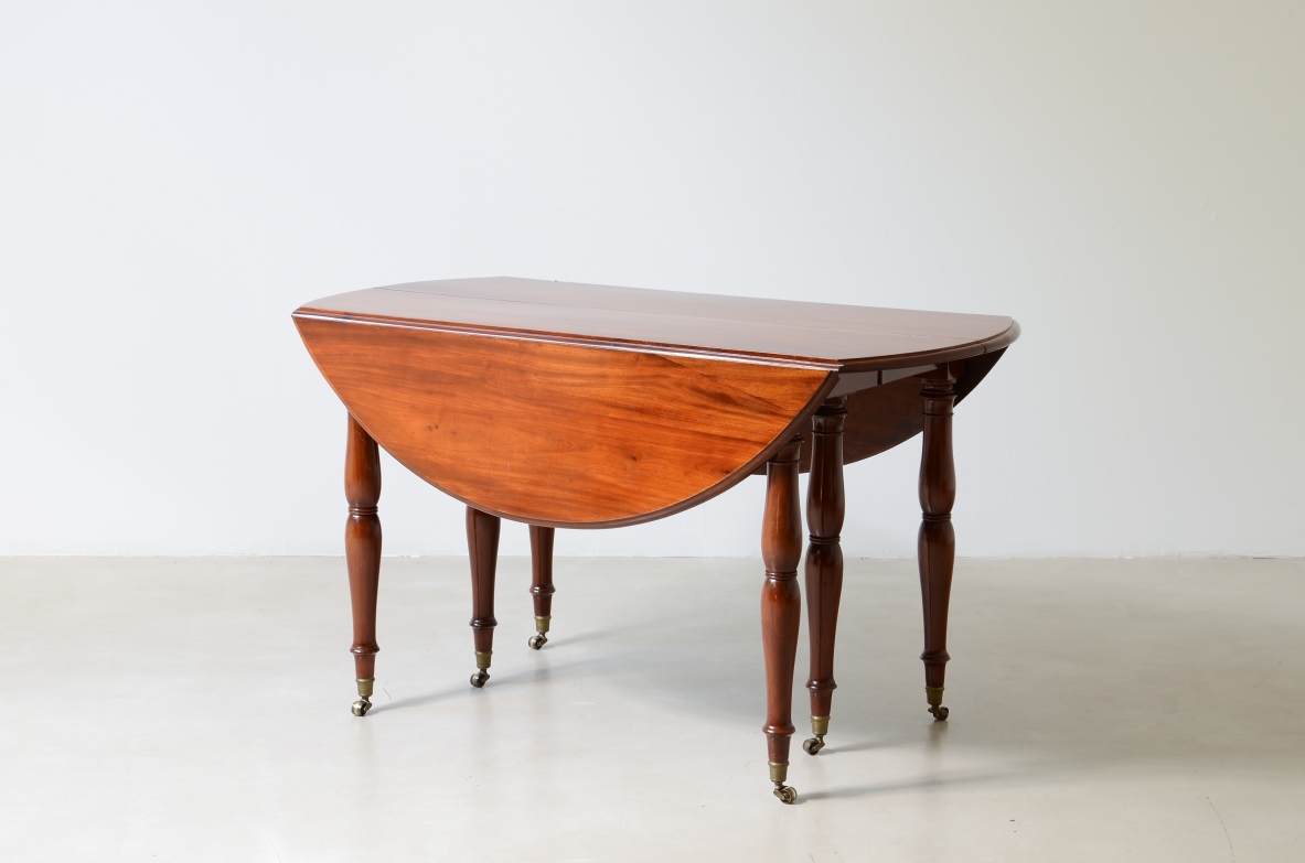 Splendid large extendable table, French manufacture, circa 1850.