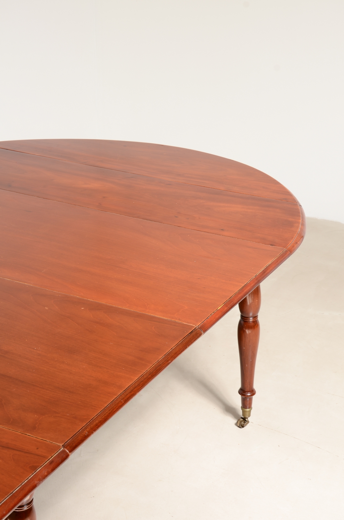 Splendid large extendable table, French manufacture, circa 1850.