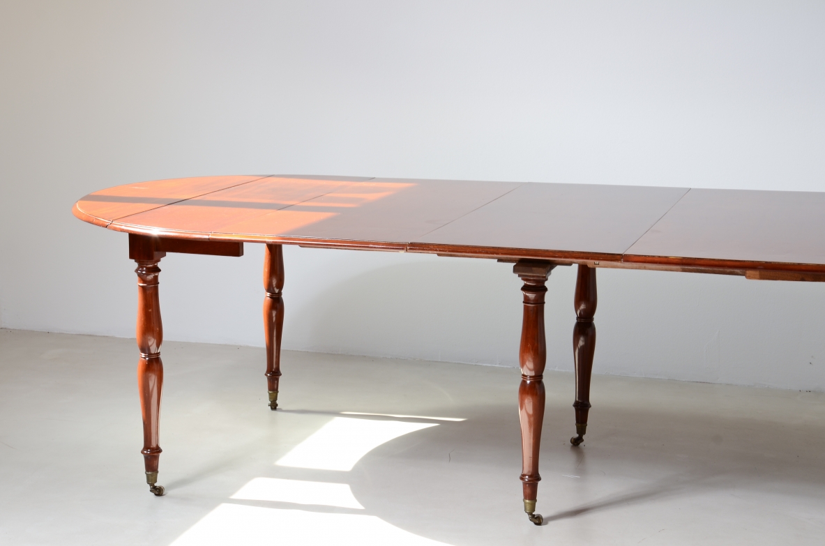 Splendid large extendable table, French manufacture, circa 1850.