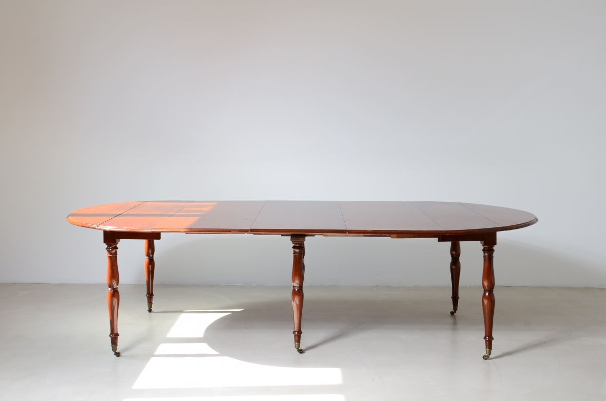 Splendid large extendable table, French manufacture, circa 1850.