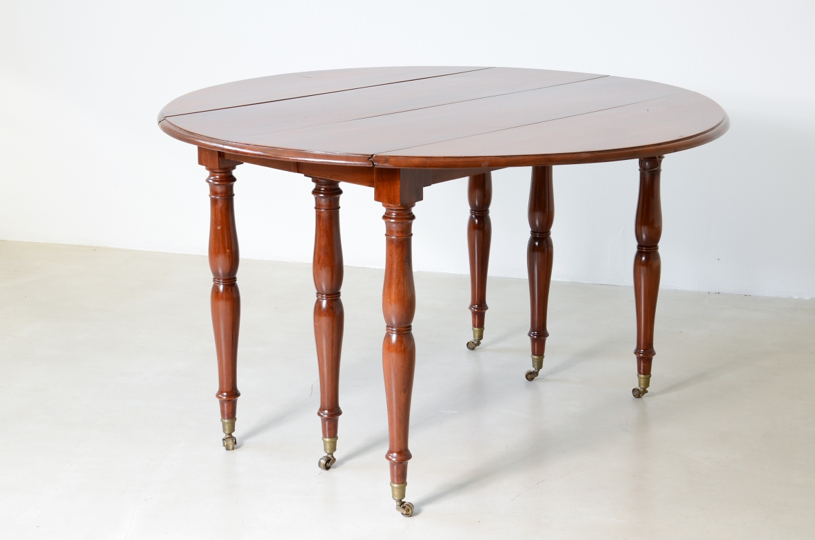 Splendid large extendable table, French manufacture, circa 1850.