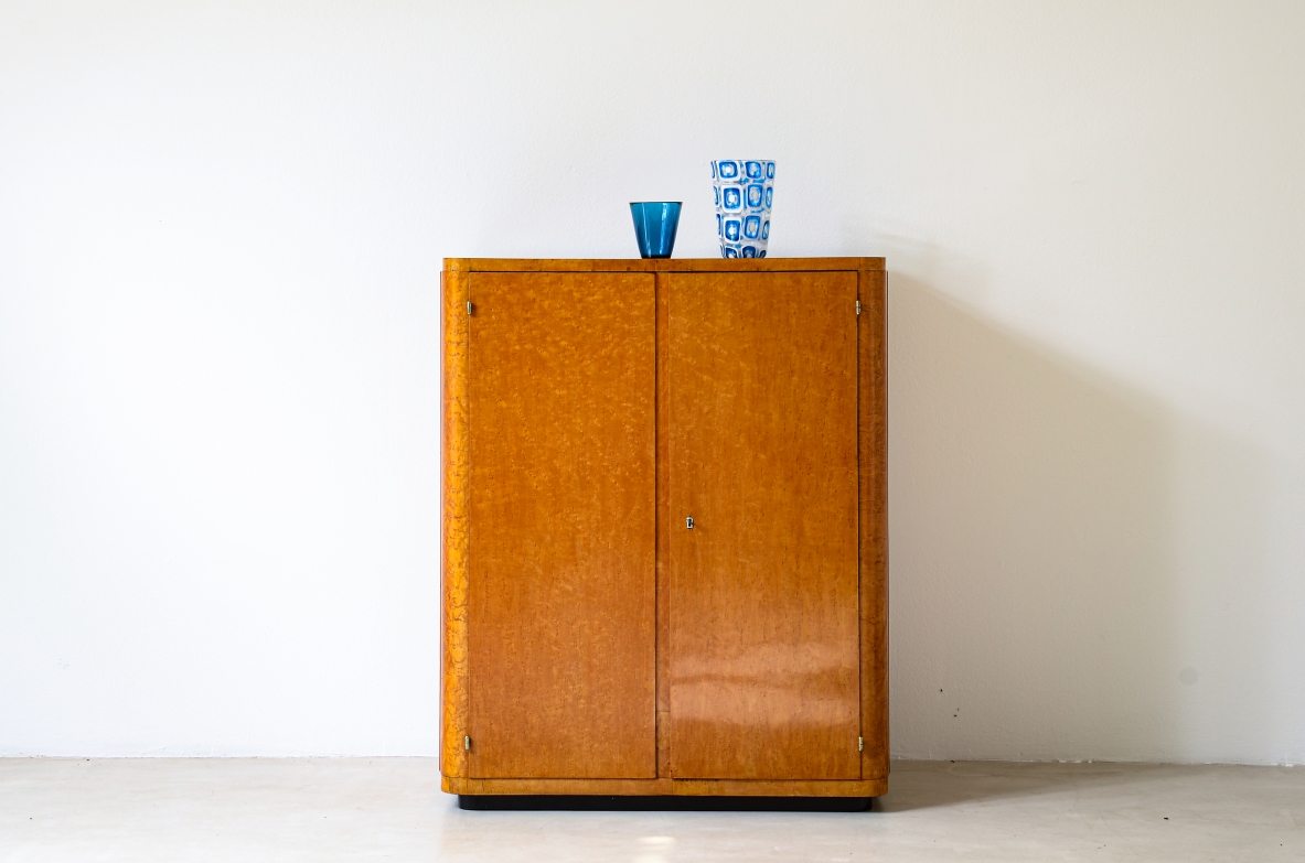 Piccolo mobile francese in radica di acero con ante e cassetti sagomati, 1930 circa