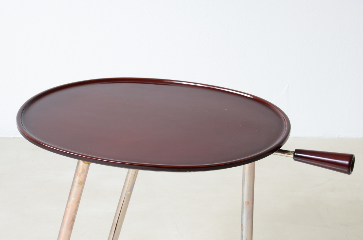 Tavolino Art Déco in cromo e bachelite rossa, 1930 ca.