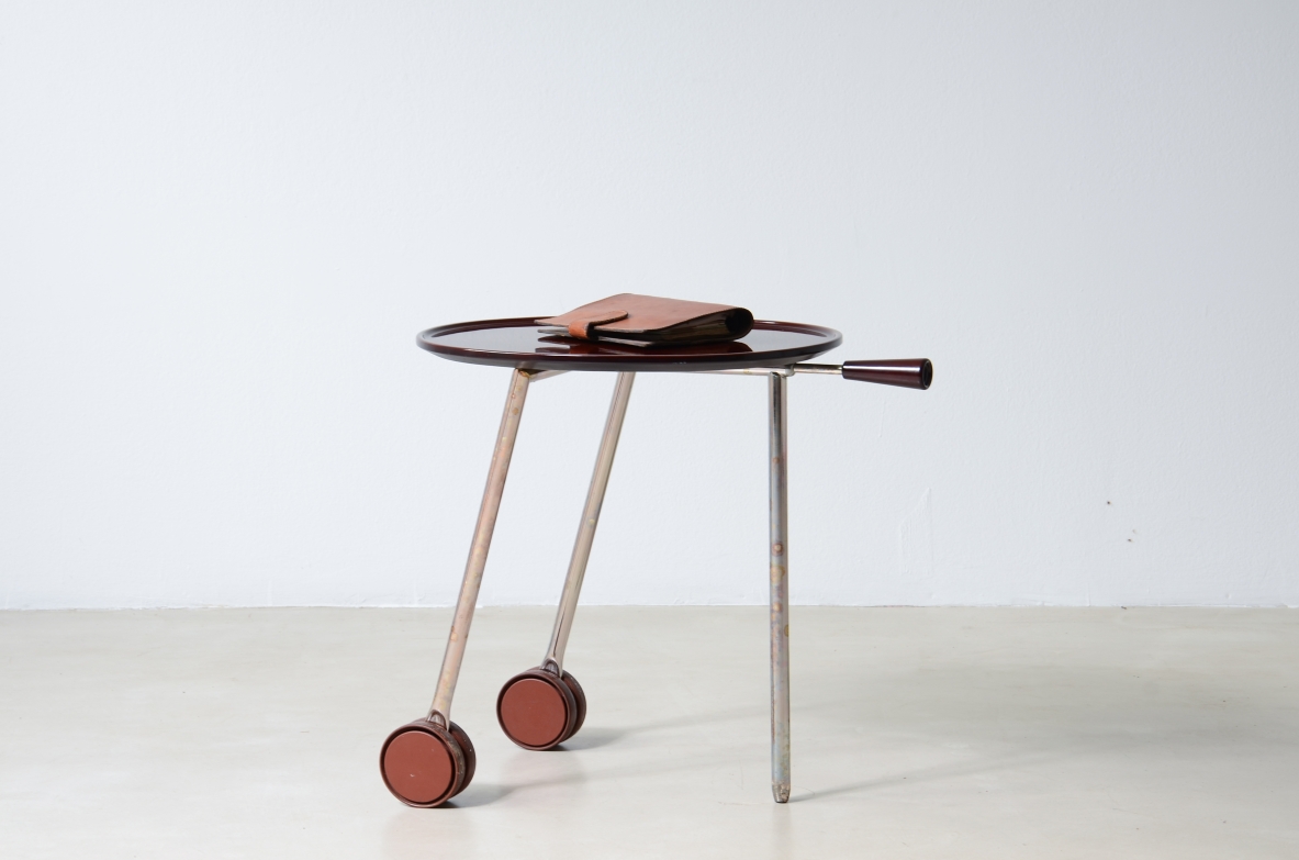 Tavolino Art Déco in cromo e bachelite rossa, 1930 ca.