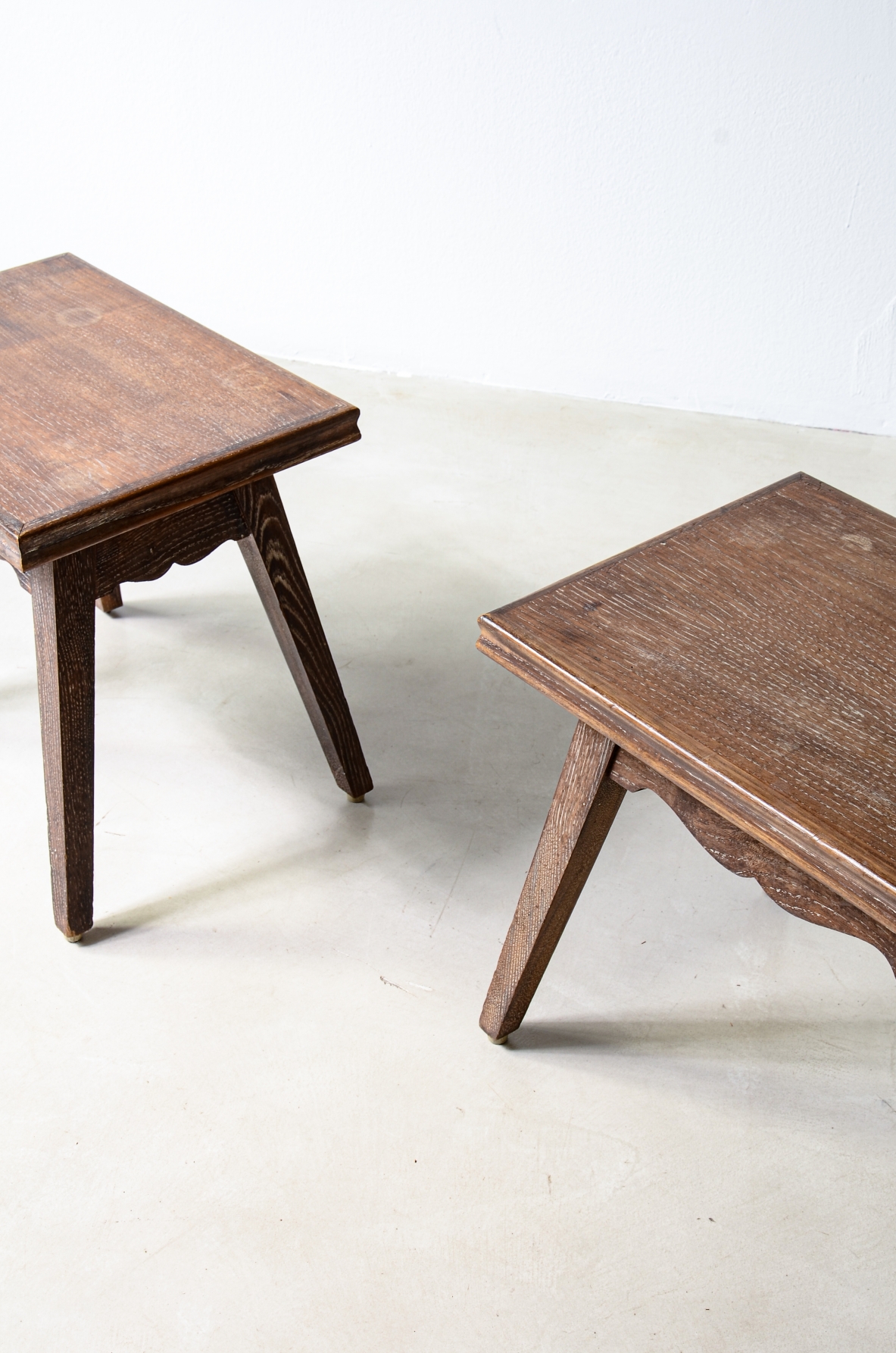 Coppia di piccoli tavolini in rovere graffiato.  Manifattura italiana, 1940ca.