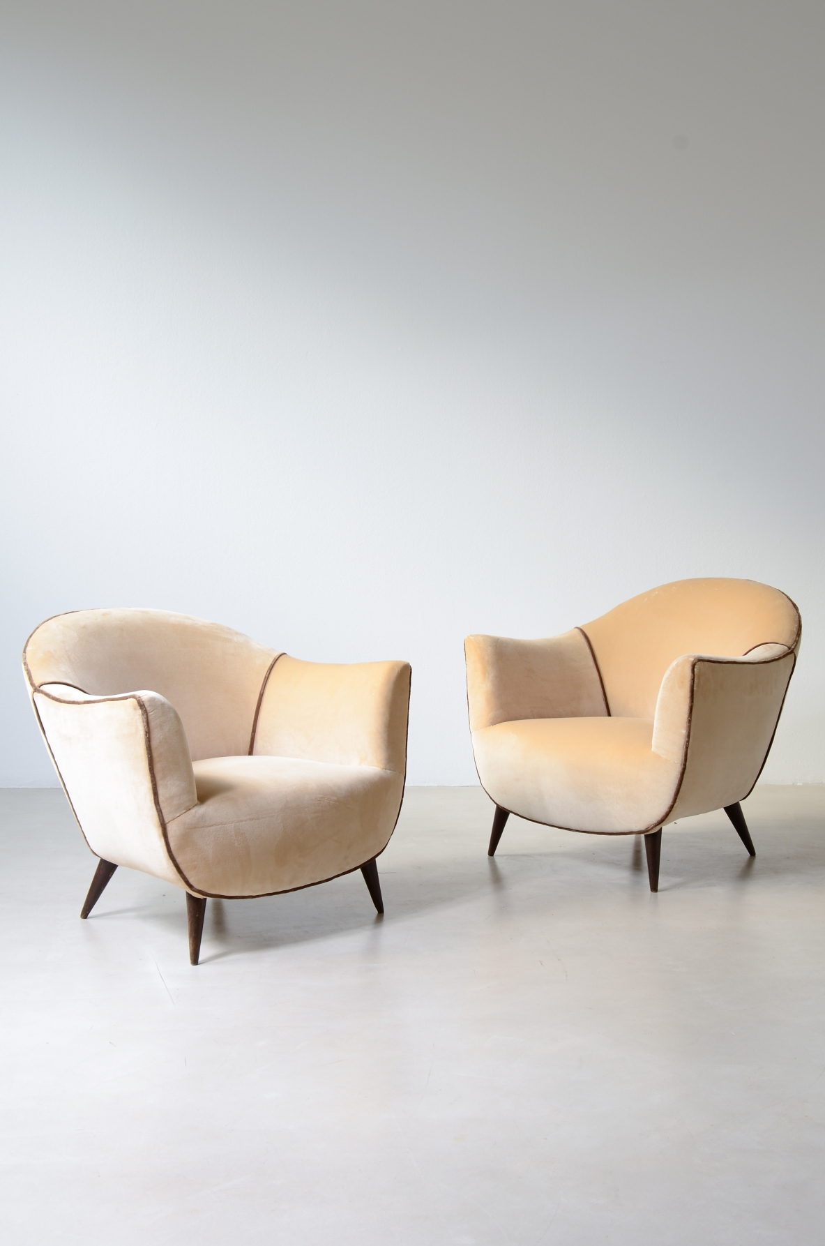 Coppia di eleganti poltroncine, Manifattura ISA Bergamo, 1950ca.