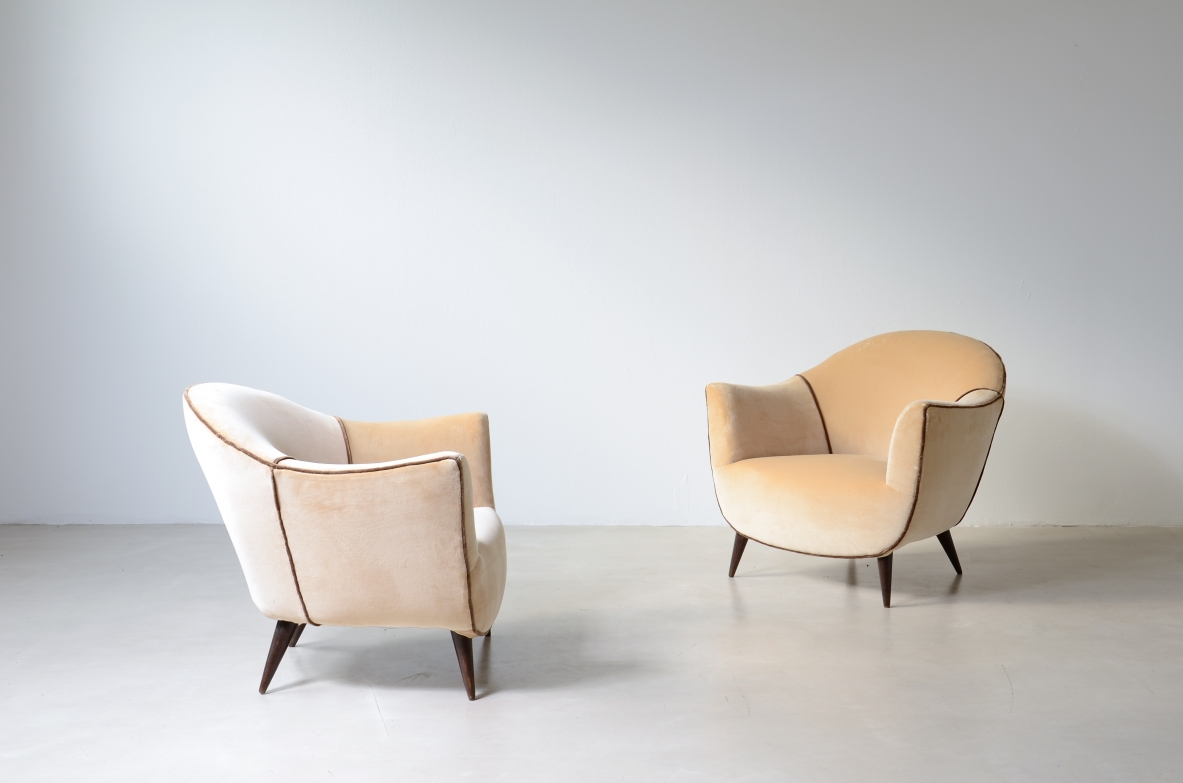 Coppia di eleganti poltroncine, Manifattura ISA Bergamo, 1950ca.
