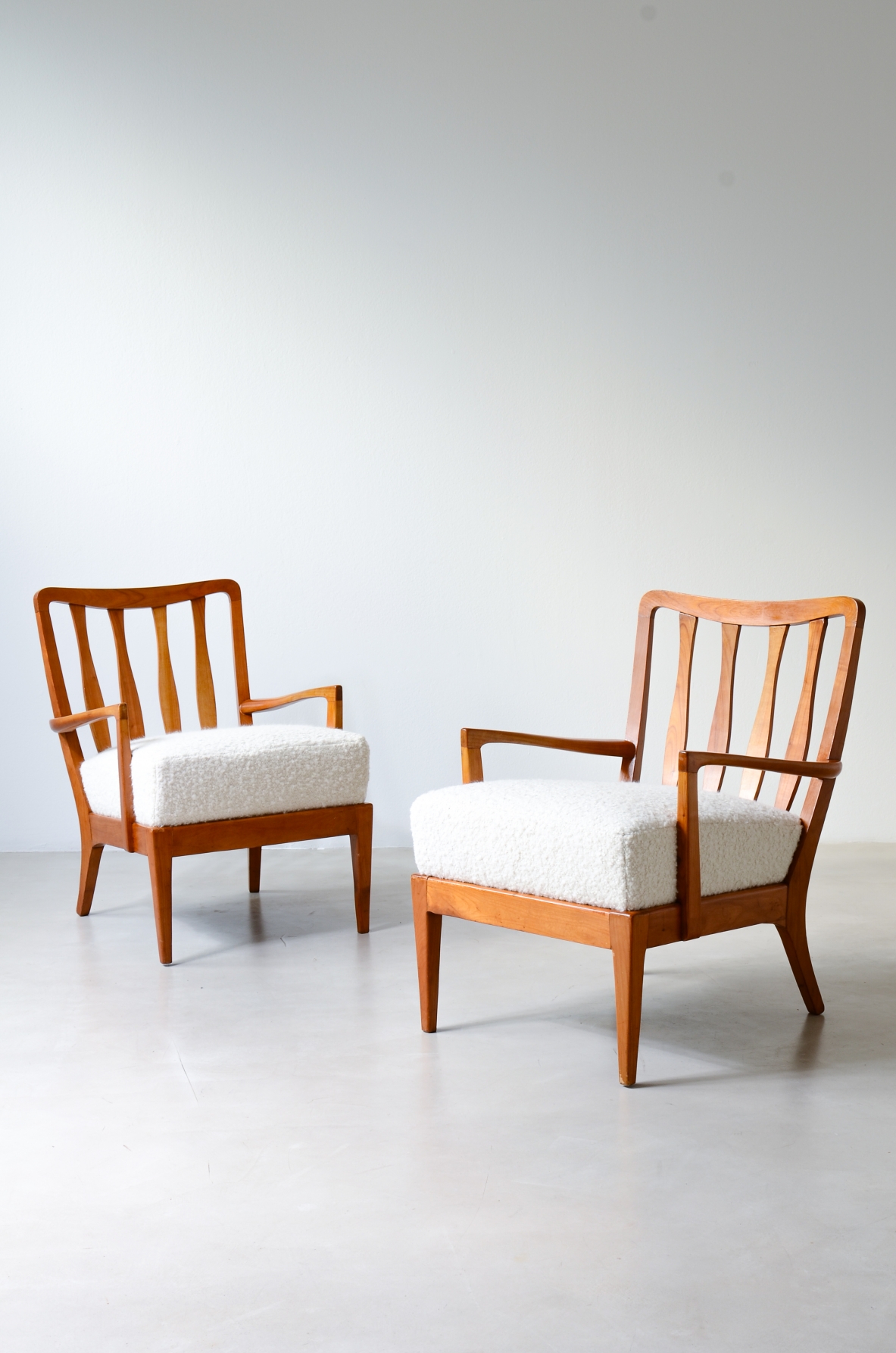 Coppia di eleganti poltroncine in ciliegio sagomato, Attribuzione Paolo Buffa, 1940-50ca.