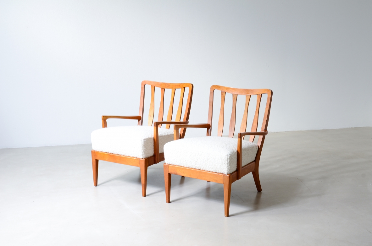 Coppia di eleganti poltroncine in ciliegio sagomato, Attribuzione Paolo Buffa, 1940-50ca.
