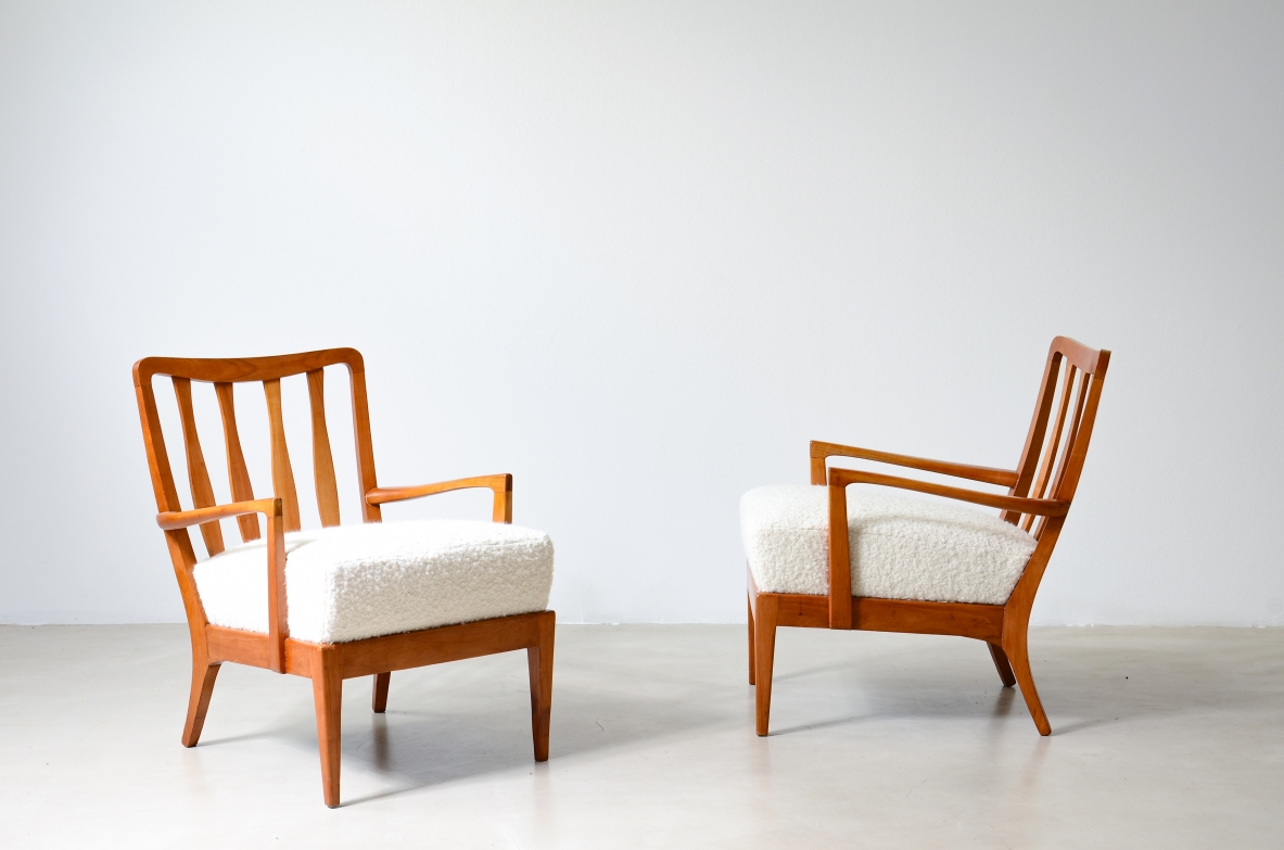 Coppia di eleganti poltroncine in ciliegio sagomato, Attribuzione Paolo Buffa, 1940-50ca.
