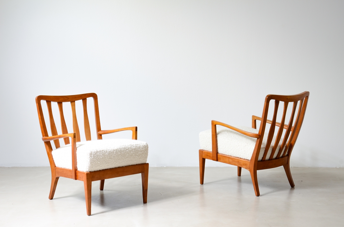 Coppia di eleganti poltroncine in ciliegio sagomato, Attribuzione Paolo Buffa, 1940-50ca.