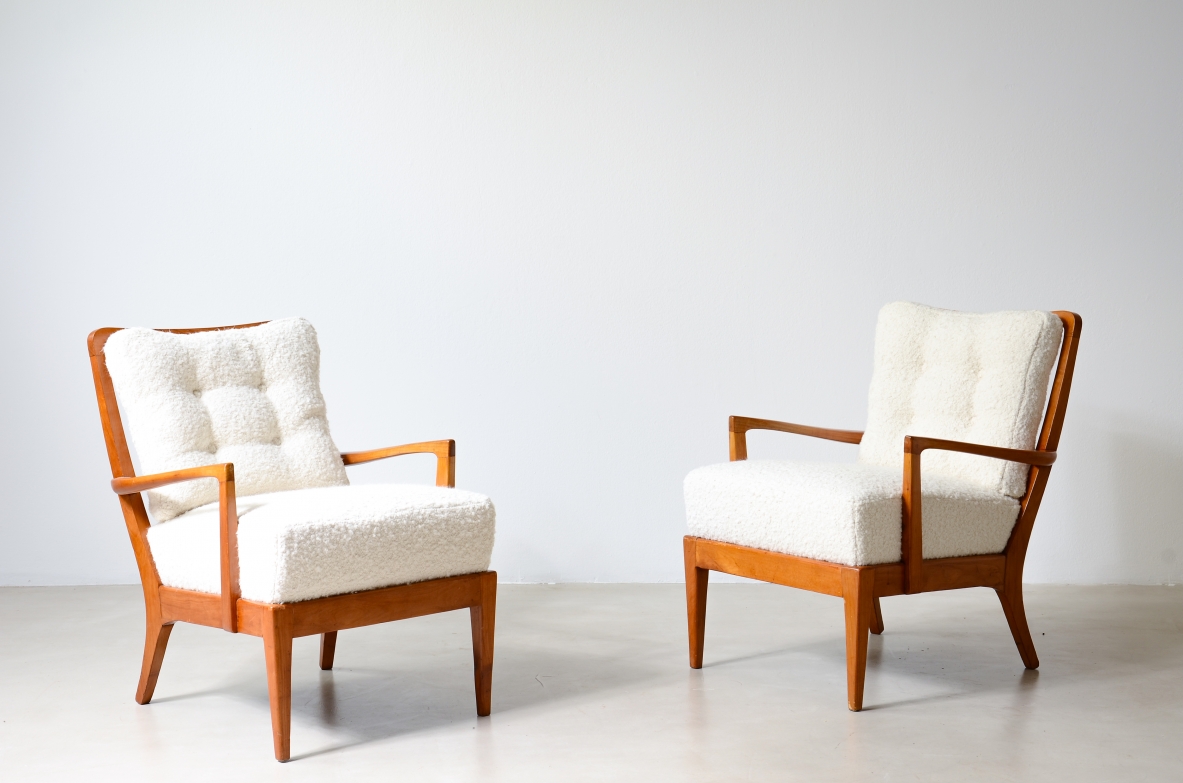 Coppia di eleganti poltroncine in ciliegio sagomato, Attribuzione Paolo Buffa, 1940-50ca.