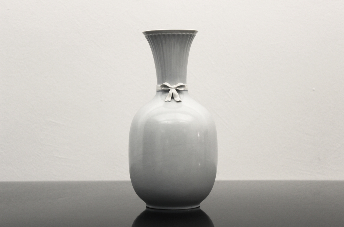 Giovanni Gariboldi  Raro vaso in ceramica colorata con nodo d'amore.  Manifattura Richard Ginori, anni '40.