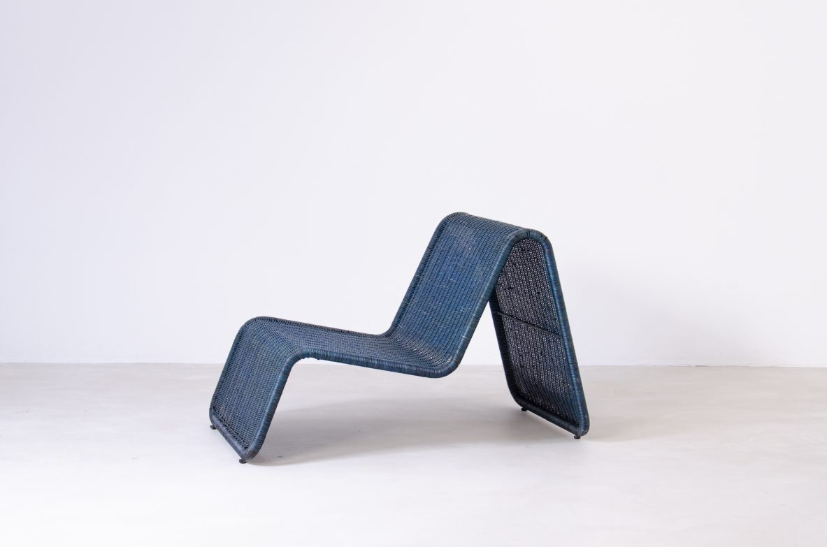 Tito Agnoli P3 chaise longue, manufactured by Bonacina circa 1960, in blue aniline-dyed rattan, featuring a continuous ribbon-like structure with sculptural geometric curves.